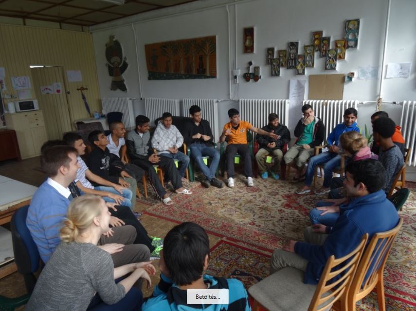 Before starting various activities planned on cultural topics, the volunteers "wake up" the guys with some rythmical game